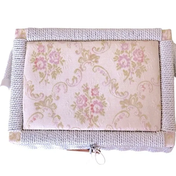 Vintage Sewing Basket - Picture 5 of 7